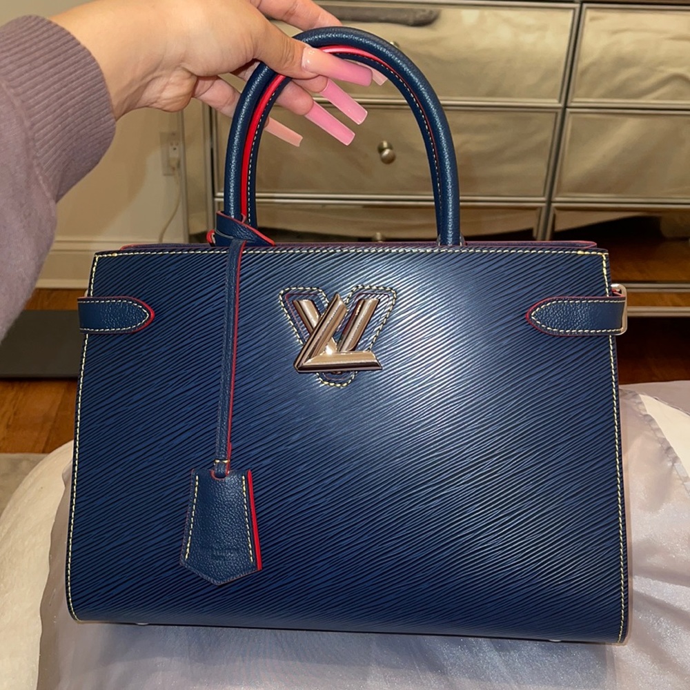 Twist tote